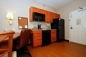Full-size fridge, microwave, stovetop, dishwasher - Candlewood Suites Kansas City Airport (Kansas City)