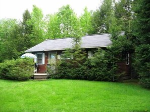 One Bedroom w/ King Bed & Sleeper Sofa | Free rollaway beds, free WiFi, bed sheets - Stowe Cabins in the Woods (Waterbury Center)