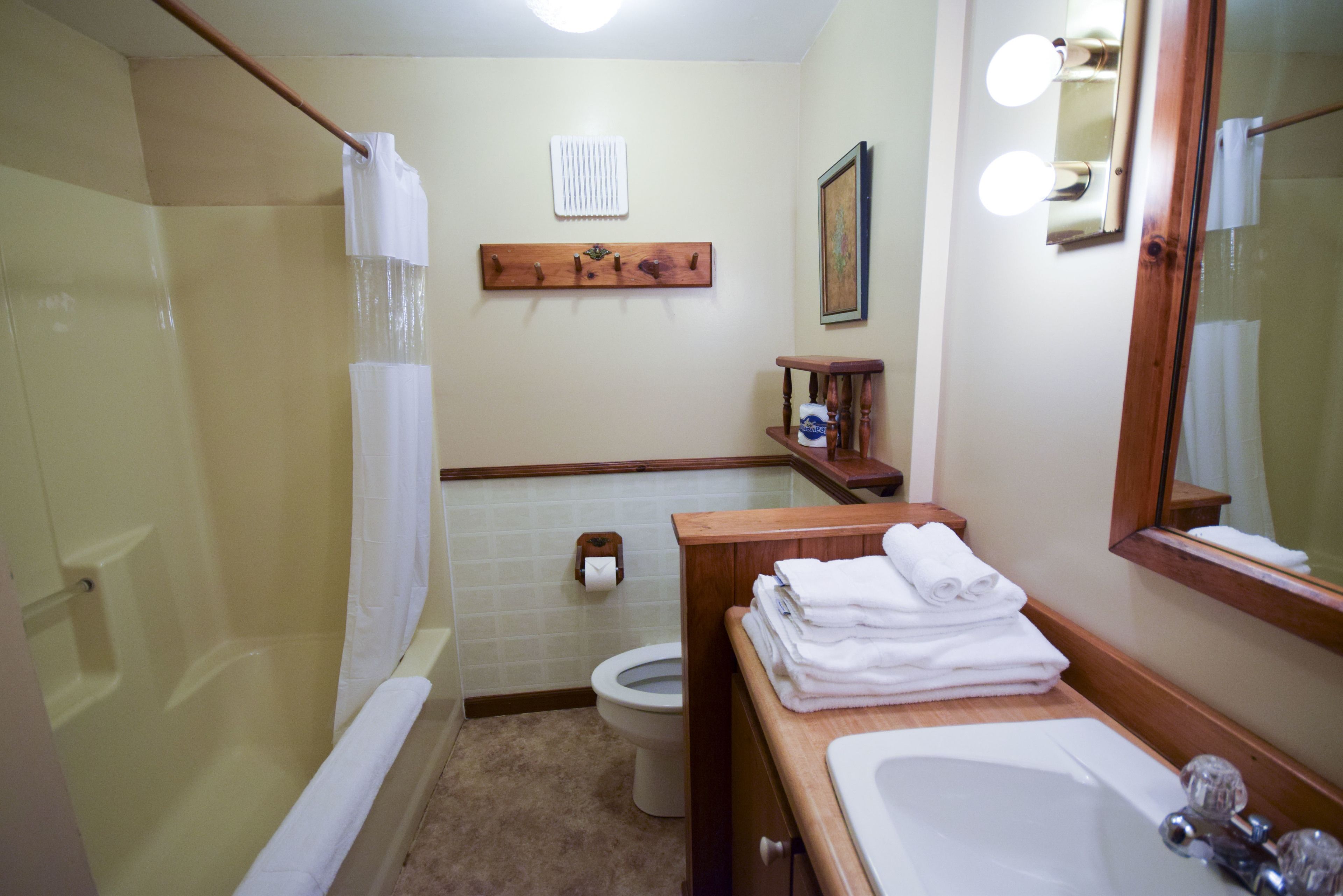 Small 2 Bedroom w/ 1 Full Bed, 2 Twin Beds & 1 Sleeper Sofa | Bathroom | Hair dryer, towels