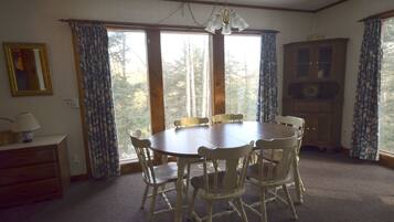 Large 2 Bedroom w/ 1 King, 1 Queen & 2 Sleep Sofas | In-room dining