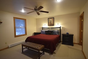 One Bedroom w/ 1 King Bed | Ilmaiset lisävuoteet, ilmainen Wi-Fi, vuodevaatteet