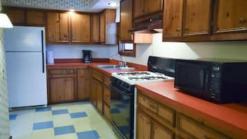 Large 2 Bedroom w/ 1 King, 1 Queen & 2 Sleep Sofas | Private kitchen | Full-sized fridge, microwave, stovetop, coffee/tea maker