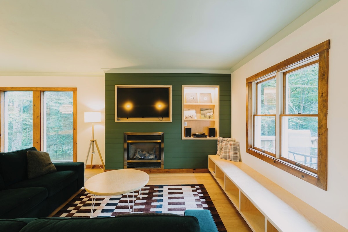 3 Bedrooms, 2 King Beds, Twin Bunk Beds and 2 Pullout Twin Chair Beds *Renovated* with Gas Fireplace | Living area | 50-inch TV with digital channels