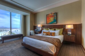 Literie de qualité, coffre-fort, bureau, rideaux d’obscurcissement