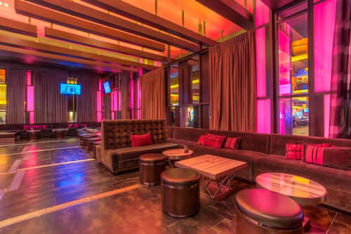 5 bars/lounges, cocktail bar, sports bar
