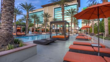 Εποχική εξωτερική πισίνα, καμπάνες (με χρέωση), ομπρέλες πισίνας