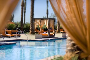 Una piscina al aire libre de temporada, camas de piscina con cargo