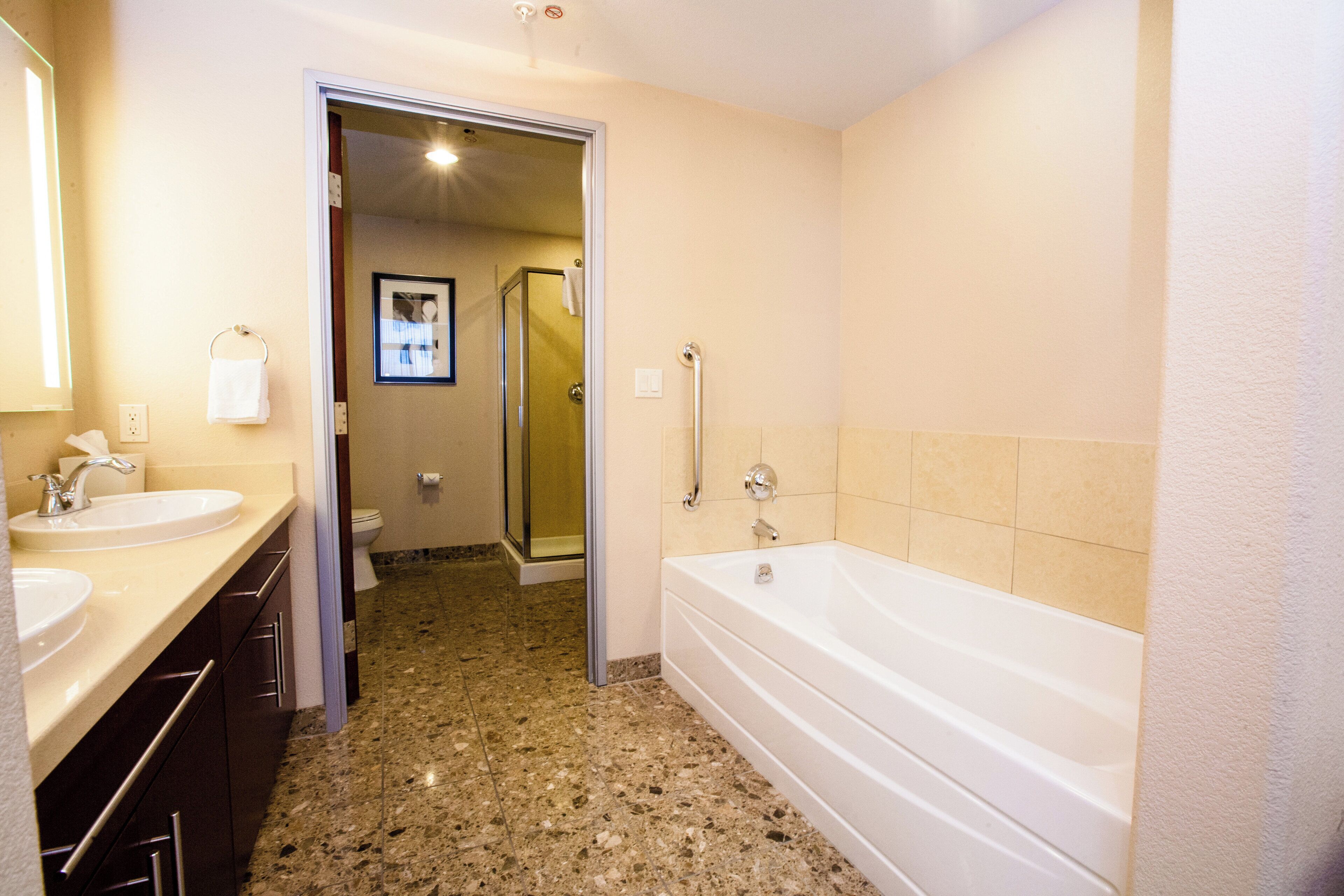 Un bagno con doppio lavabo, vasca e doccia.