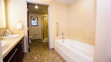 Un bagno con doppio lavabo, vasca e doccia.