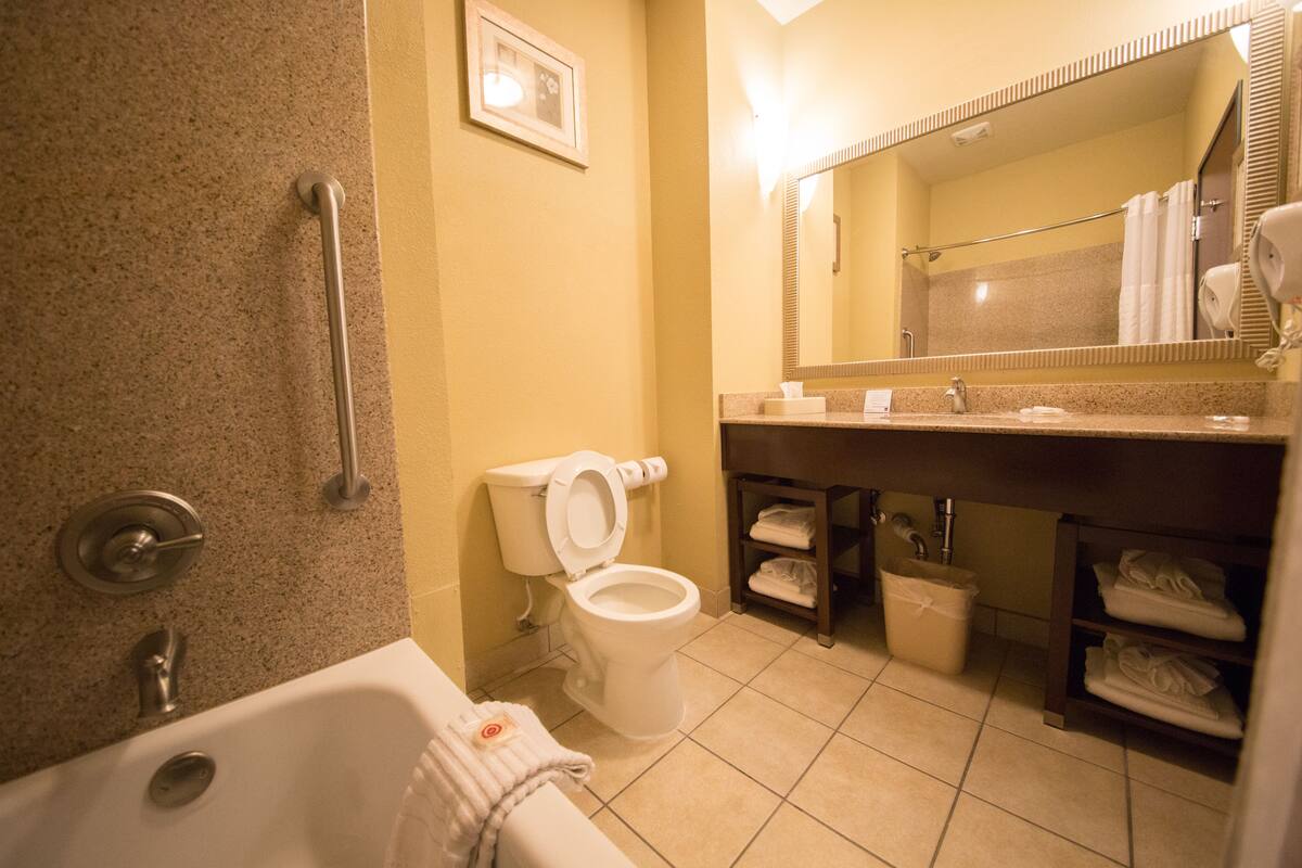 combined shower/bathtub, deep-soaking bathtub, hydromassage showerhead