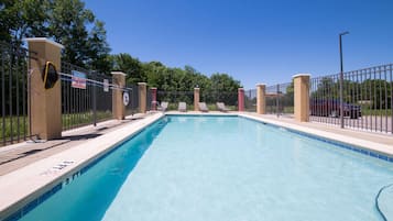 Una piscina al aire libre de temporada