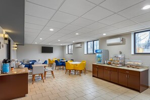 Free daily continental breakfast - Comfort Inn Staten Island (Staten Island)