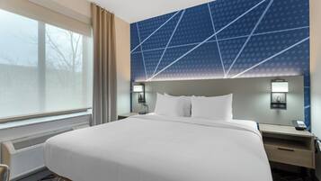 Standard-huone, 1 suuri parisänky, tupakointi kielletty | Pillowtop-patjalliset sängyt, työpöytä