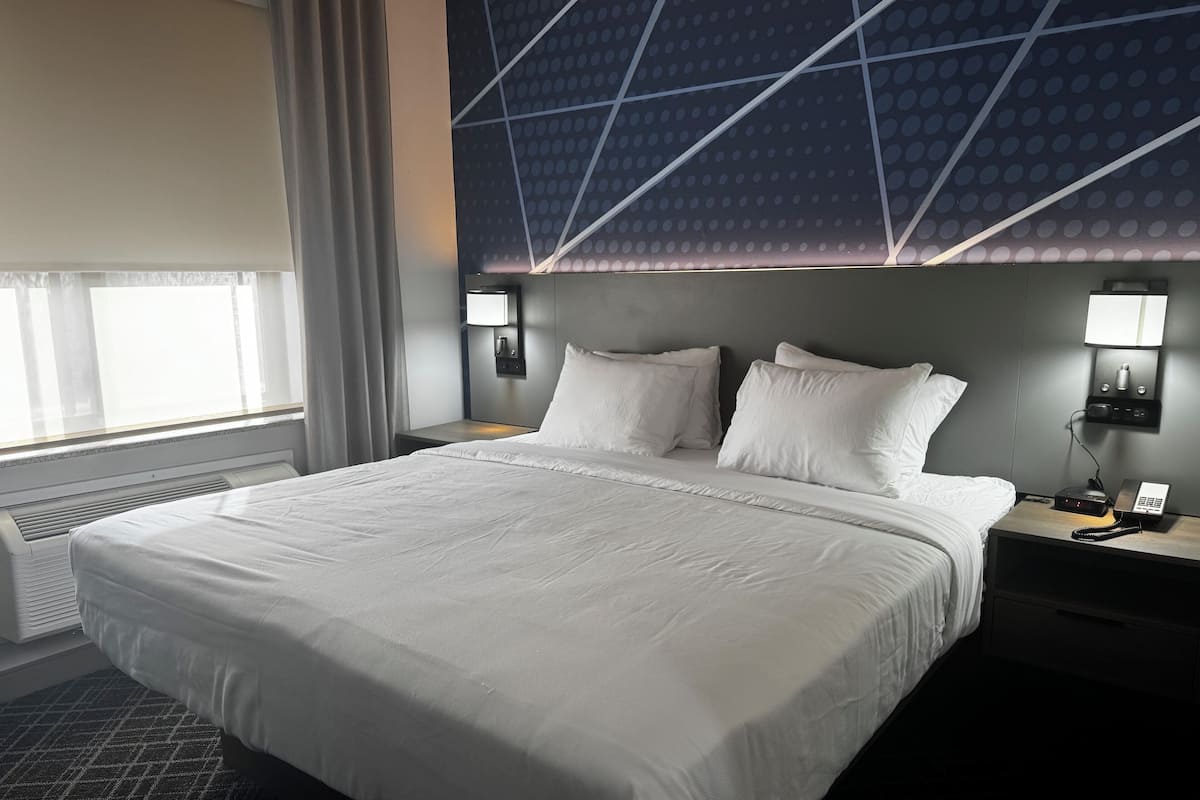 Standard-herbergi - 1 stórt tvíbreitt rúm - reyklaust | Rúm með „pillowtop“-dýnum, skrifborð, vinnuaðstaða fyrir fartölvur