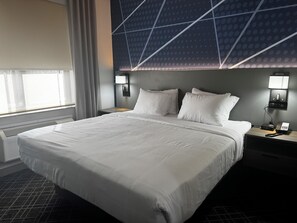 Chambre Standard, 1 trĂšs grand lit, non-fumeur | Lit avec matelas Ă plateau-coussin, bureau