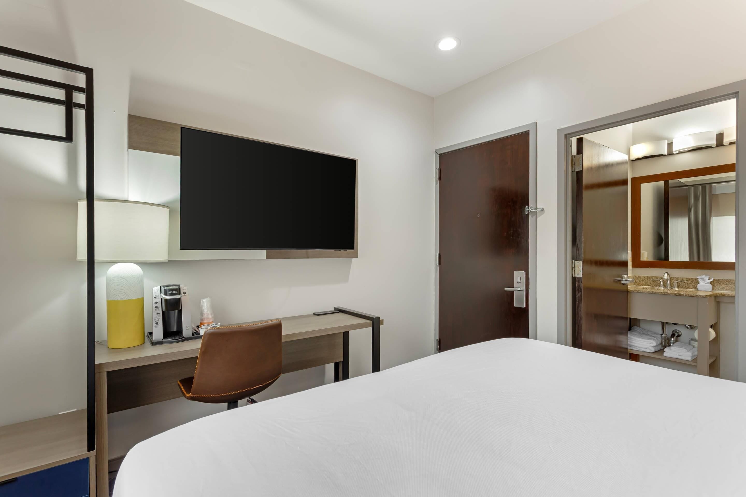 Standard Room, 1 King Bed, Non Smoking | Pillowtop beds, desk, laptop workspace, iron/ironing board