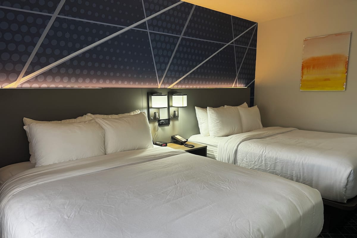 Standard-herbergi - 2 meðalstór tvíbreið rúm - reyklaust | Rúm með „pillowtop“-dýnum, skrifborð, vinnuaðstaða fyrir fartölvur