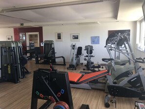 A gym with various exercise equipment, including treadmills and weight machines. - Four Points by Sheraton Regensburg (Regensburg)