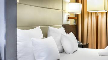 Habitación estándar, 2 camas individuales | Ropa de cama hipoalergénica, minibar, caja fuerte y escritorio