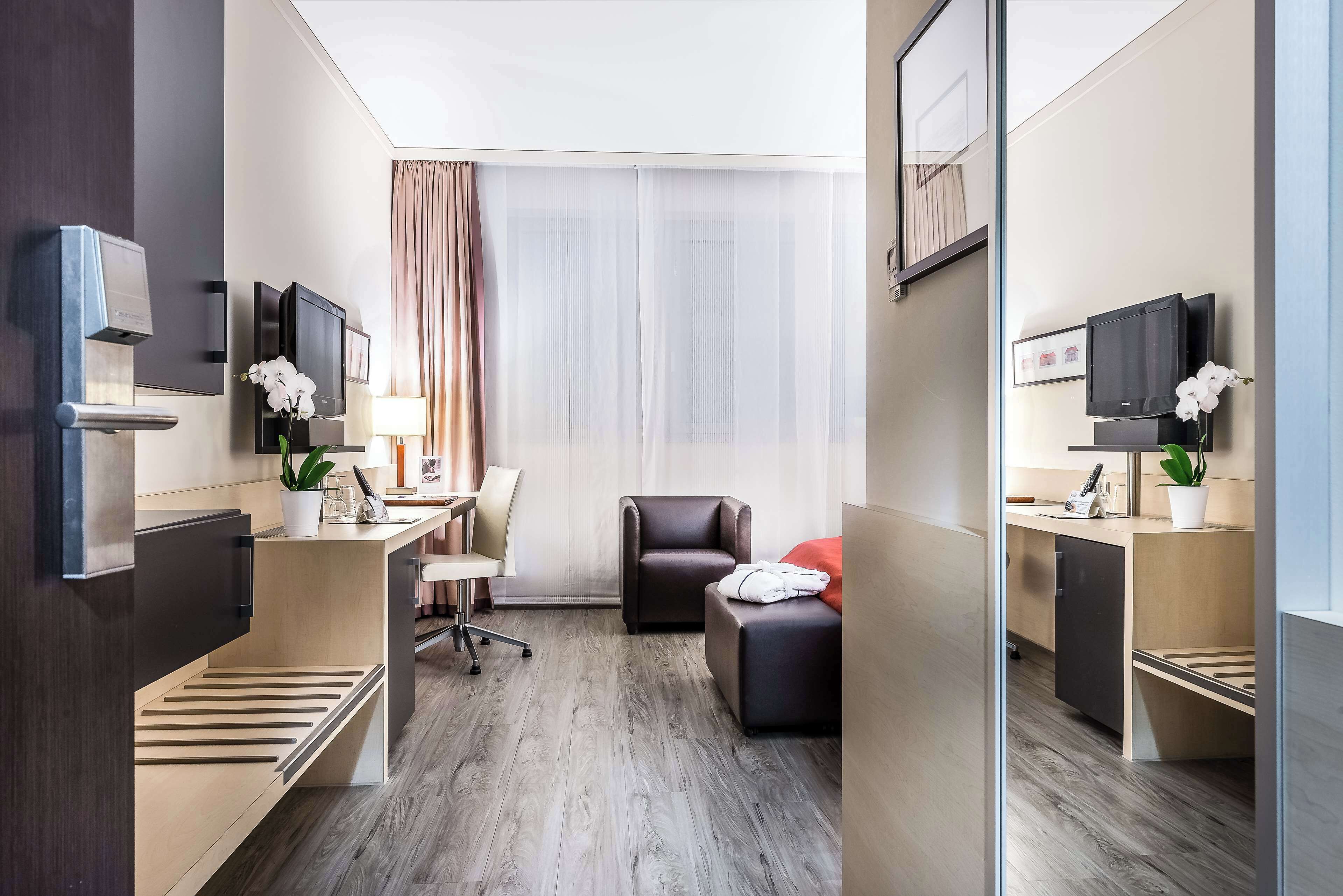 standard room, 2 single beds | hypo-allergenic bedding, minibar, in-room safe, desk