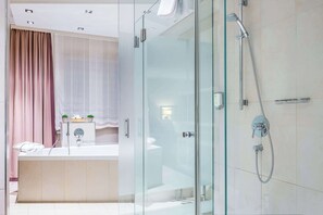 Suite, 2 eenpersoonsbedden, bad | Badkamer | Een haardroger, handdoeken