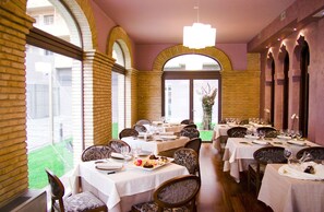 Breakfast, lunch and dinner served