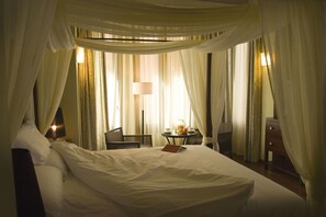 客房内保险箱、办公桌、免费婴儿床、折叠床/加床(额外收费)