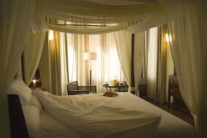 客房内保险箱、办公桌、免费婴儿床、折叠床/加床（额外收费）