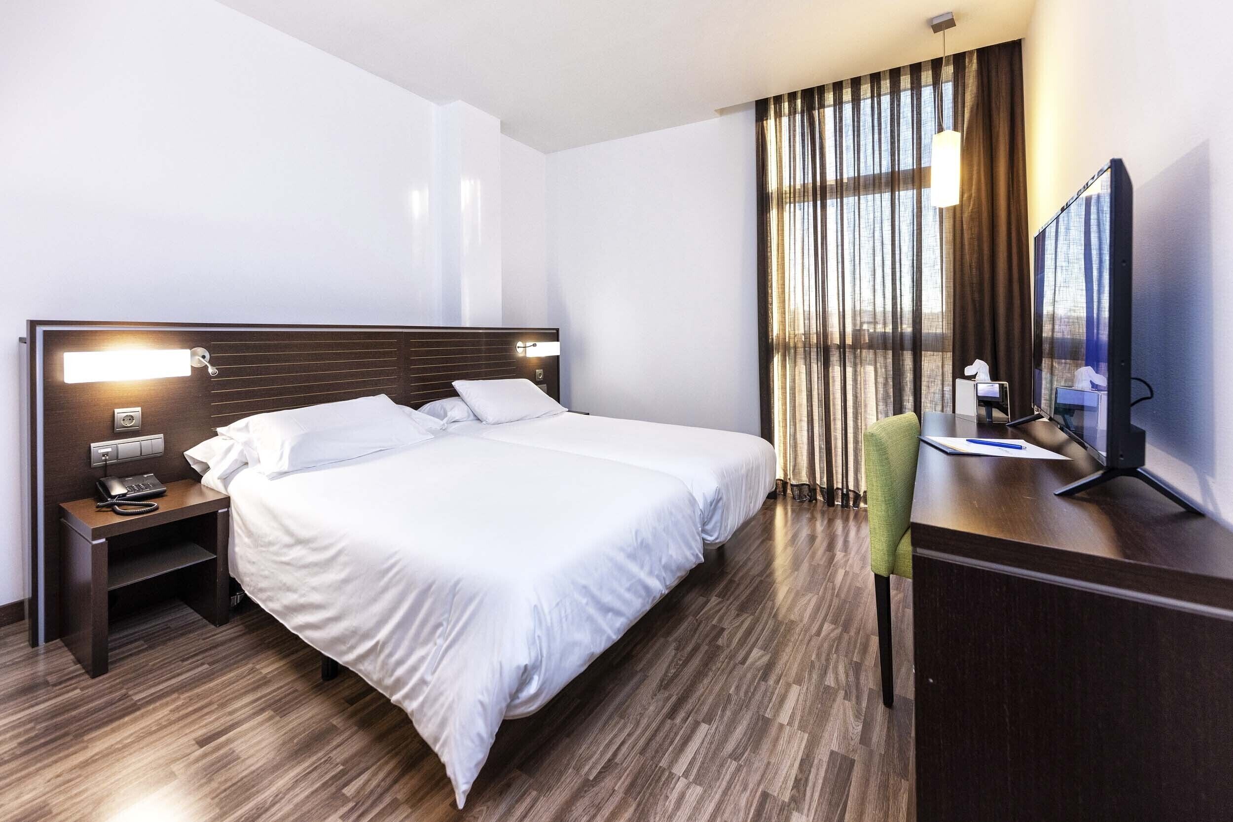 خزنة داخل الغرفة ومكتب وأسرّة أطفال/رضّع (مجانًا) وأسرّة قابلة للطي