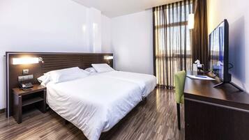 Öryggishólf í herbergi, skrifborð, ókeypis vöggur/ungbarnarúm, aukarúm