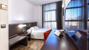 Caja de seguridad en la habitación, escritorio y cunas gratuitas