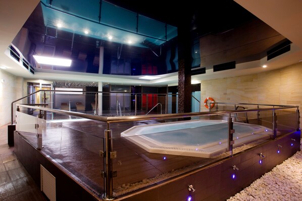 Sauna, poreallas, höyrysauna, vartalohoitoja, kasvohoitoja