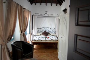 Suite | Desk, soundproofing, iron/ironing board, free rollaway beds