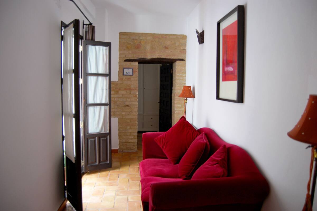 Escriptori, habitacions insonoritzades i planxa i posts de planxar 