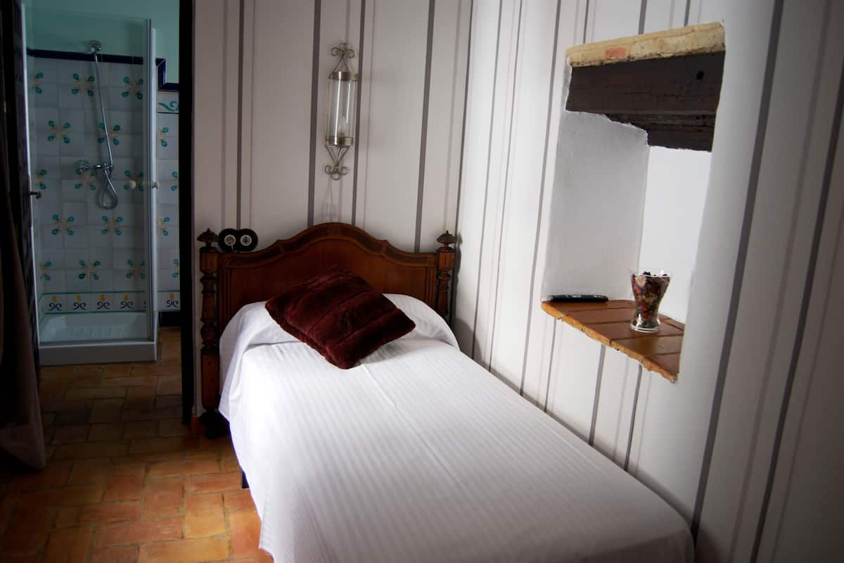 Single Room | Desk, soundproofing, iron/ironing board, free rollaway beds