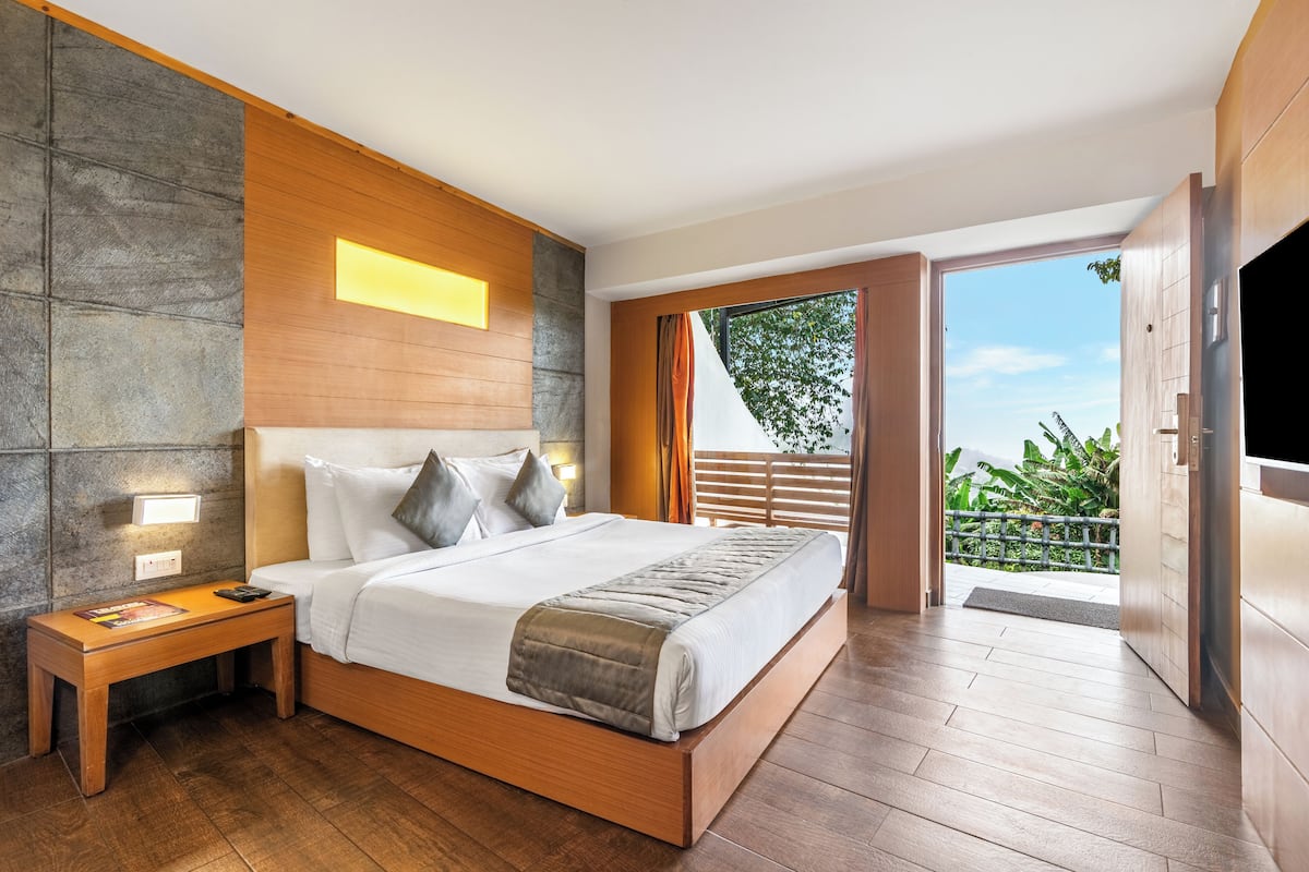 Habitación familiar, 2 habitaciones (Suite with Sitout) | Tabla de planchar con plancha, wifi gratis, ropa de cama