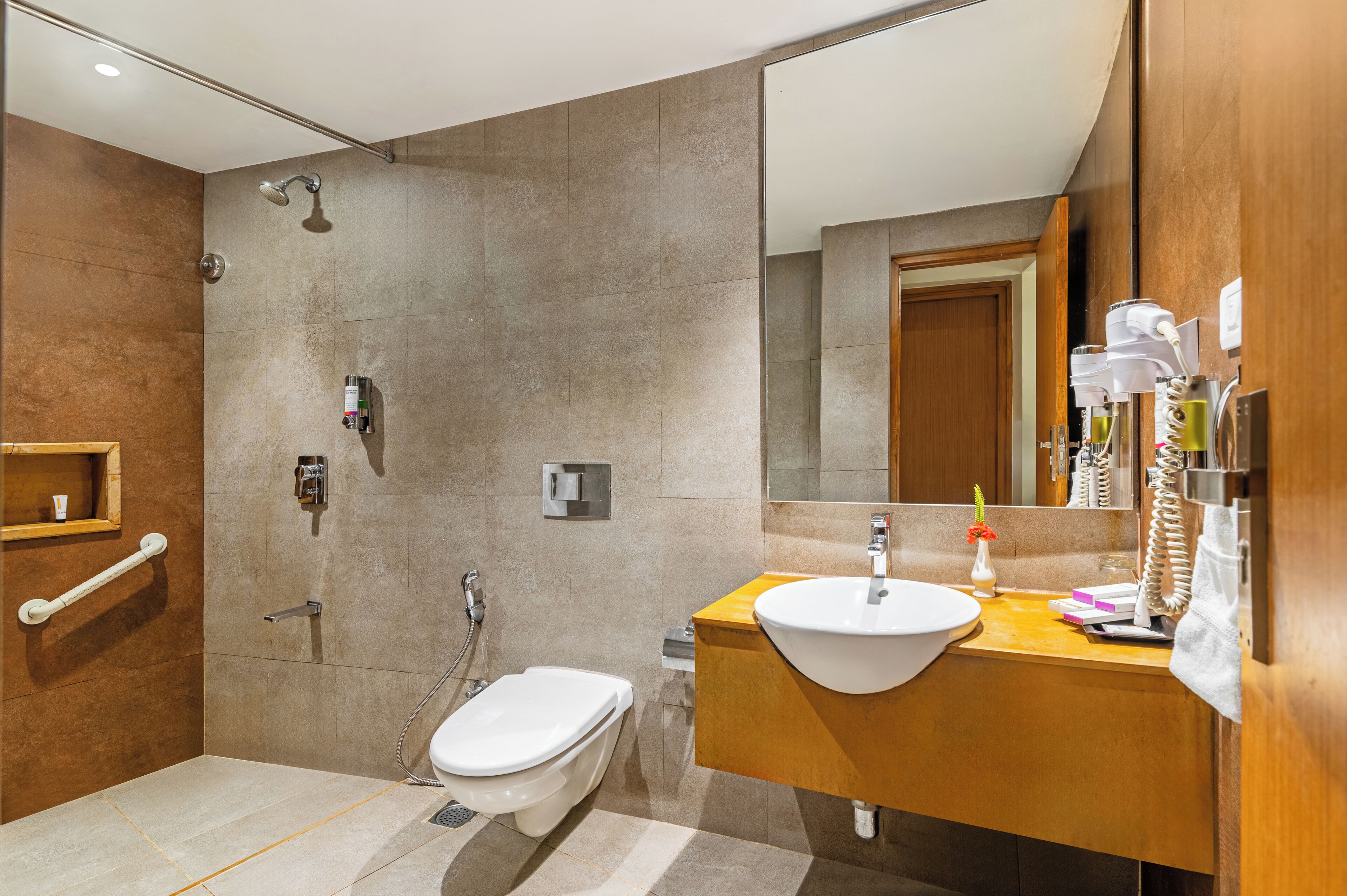 Un baño moderno con ducha, inodoro y lavamanos.