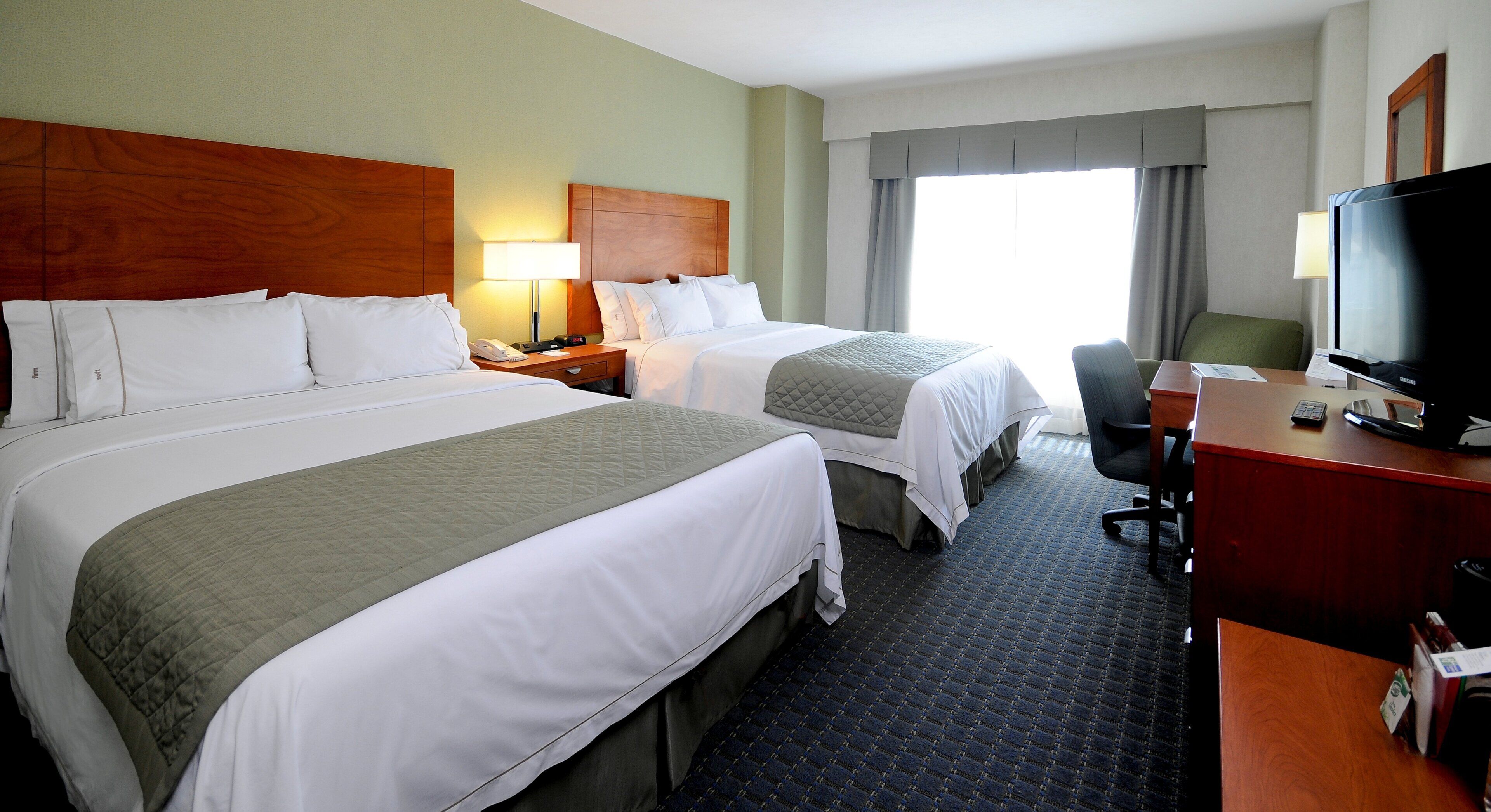 Habitació estàndard, 2 llits de matrimoni | Caixa forta a l'habitació, escriptori i planxa i posts de planxar 