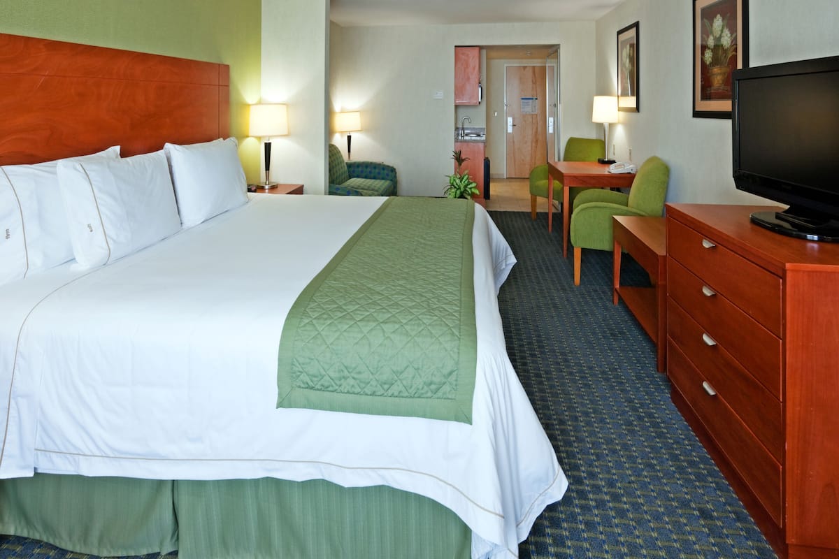 Suite, 1 King Bed | In-room safe, desk, iron/ironing board, free WiFi