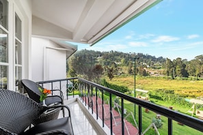 Suíte, 2 quartos, sacada, vista para o lago | Cortinas blackout, ferros/tábuas de passar roupa, Wi-Fi de cortesia