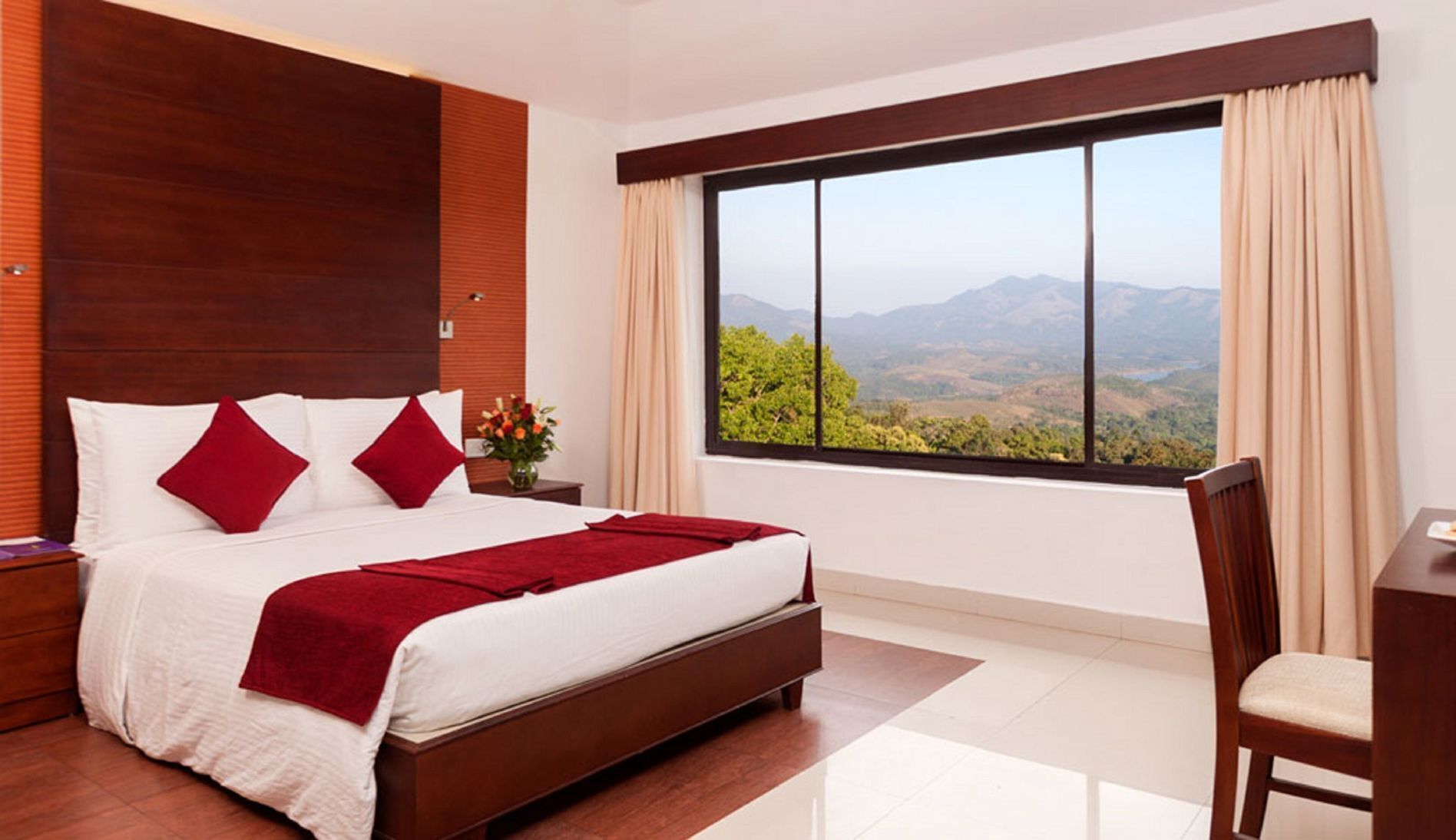 Minibar, safe på rommet, skrivebord og blendingsgardiner