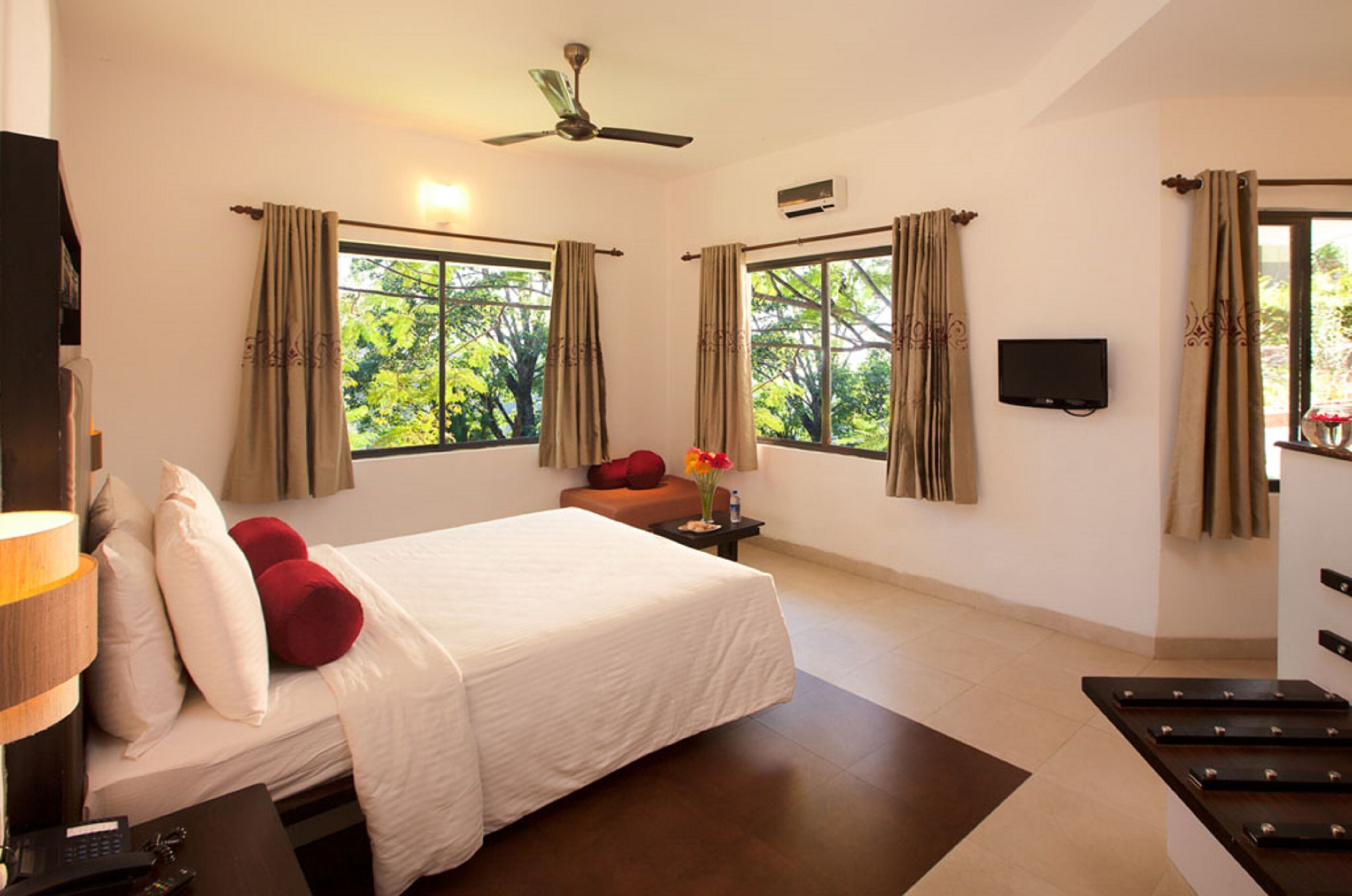 Minibar, safe på rommet, skrivebord og blendingsgardiner