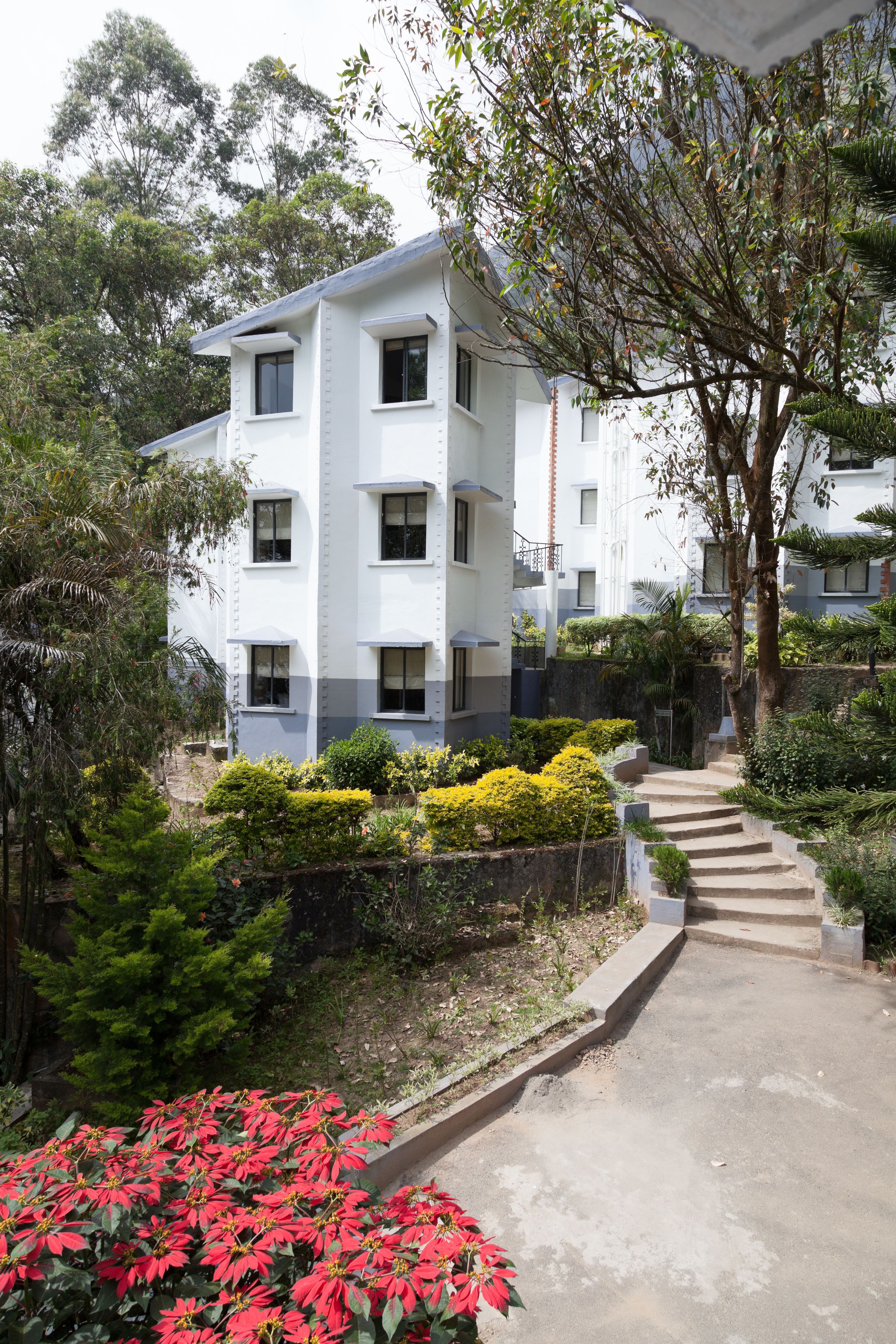 Un edificio de varios pisos con una escalera que lleva a la entrada.