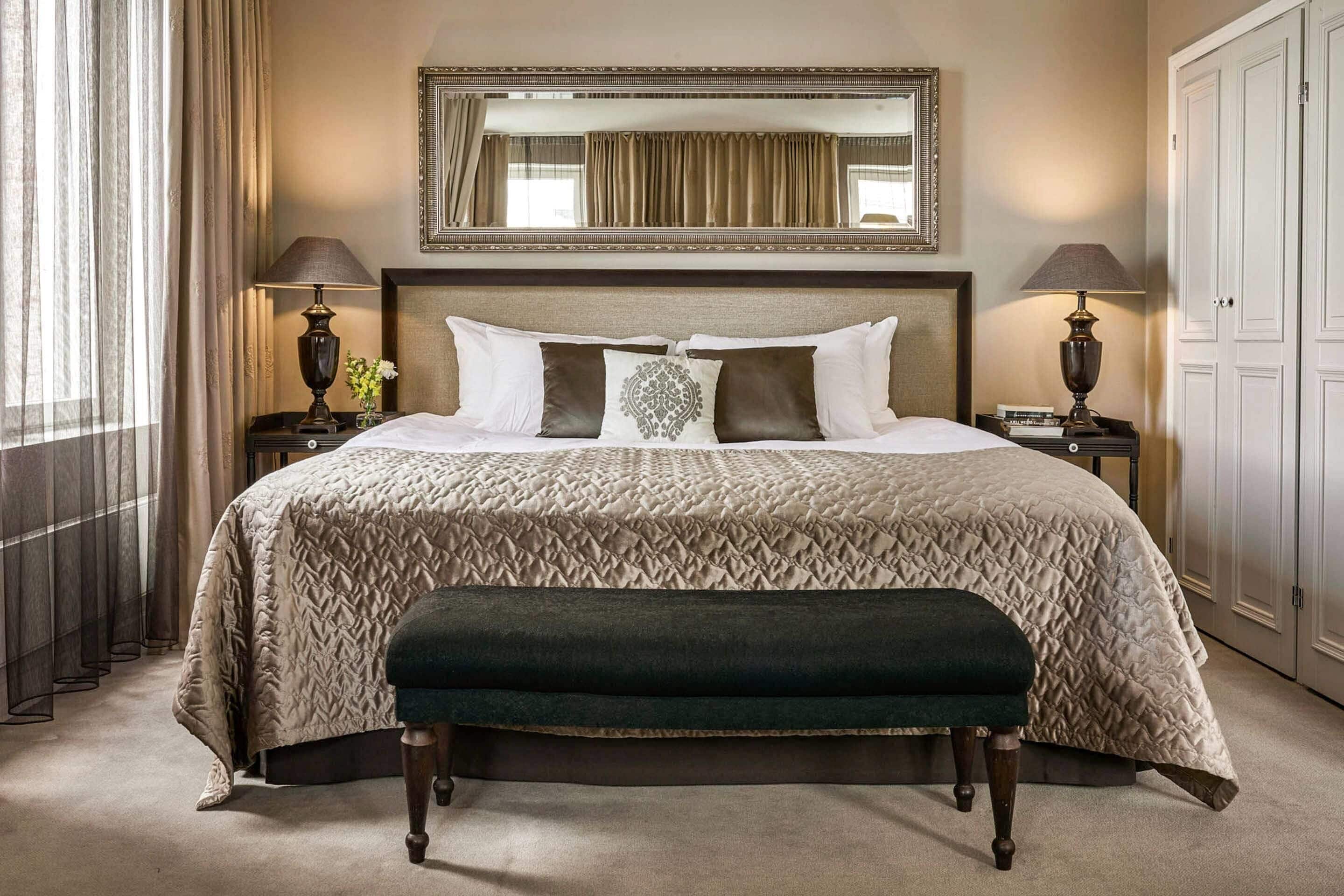 ميني بار وخزنة داخل الغرفة ومكتب ومساحة عمل للكمبيوتر المحمول