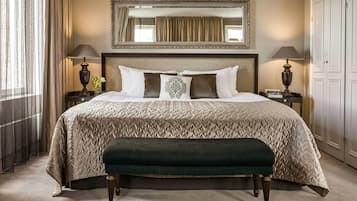 Suite (Town Square) | Minibar, in-room safe, desk, laptop workspace