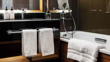 Helsinki Suite | Banheira de hidromassagem particular