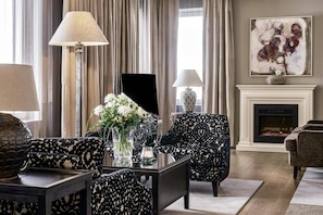 Minibaari, tallelokero huoneessa, työpöytä