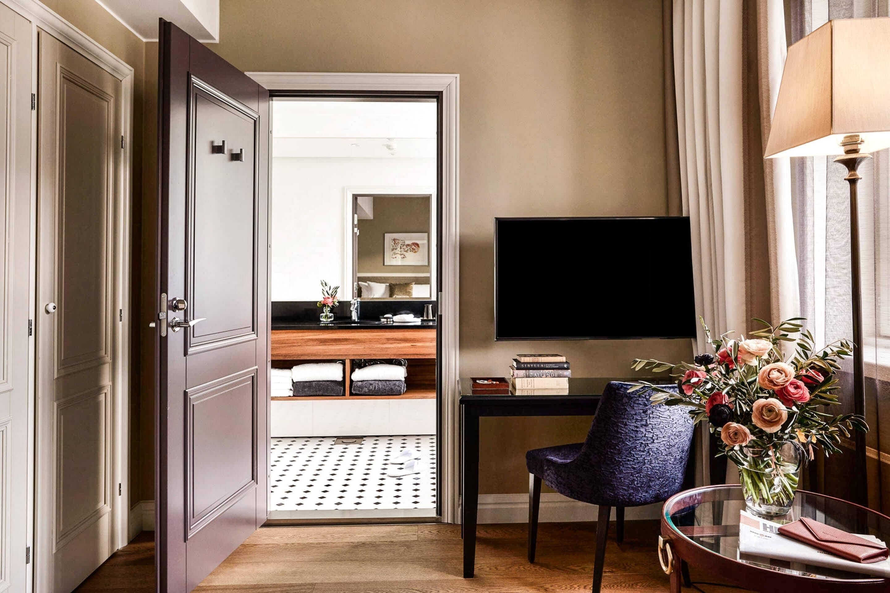 Minibar, in-room safe, desk, laptop workspace