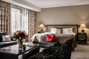 Minibar, in-room safe, desk, laptop workspace - Hotel Haven (Helsinki)