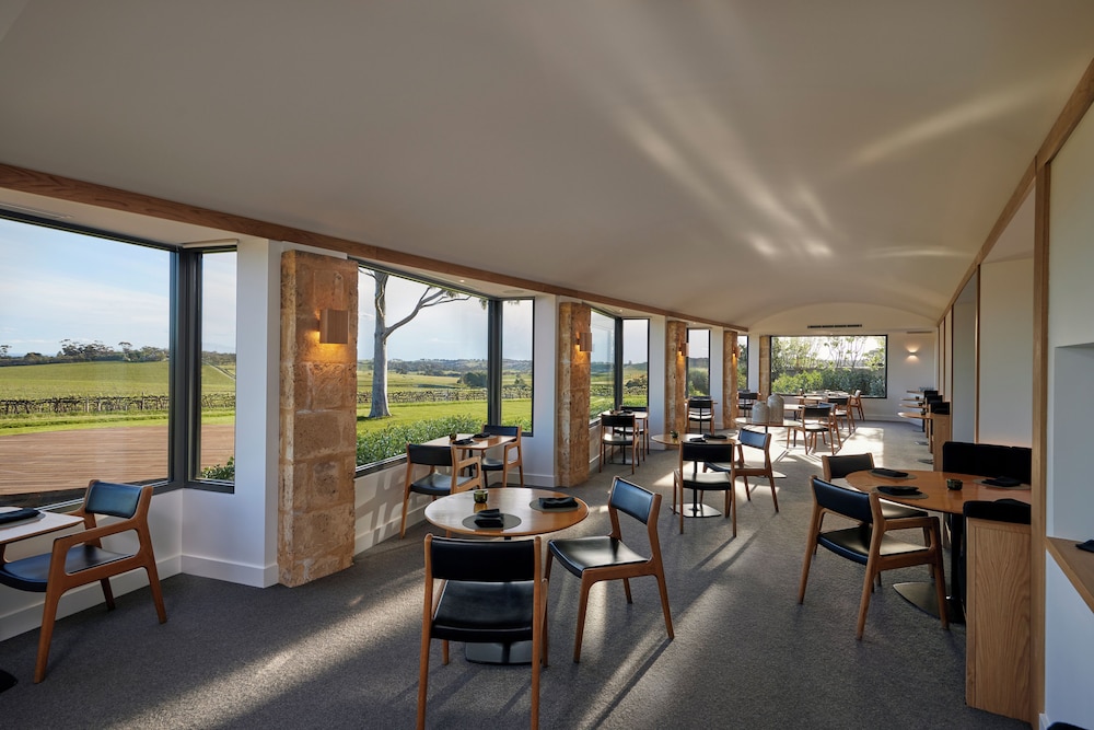 The Louise, Beckons by null